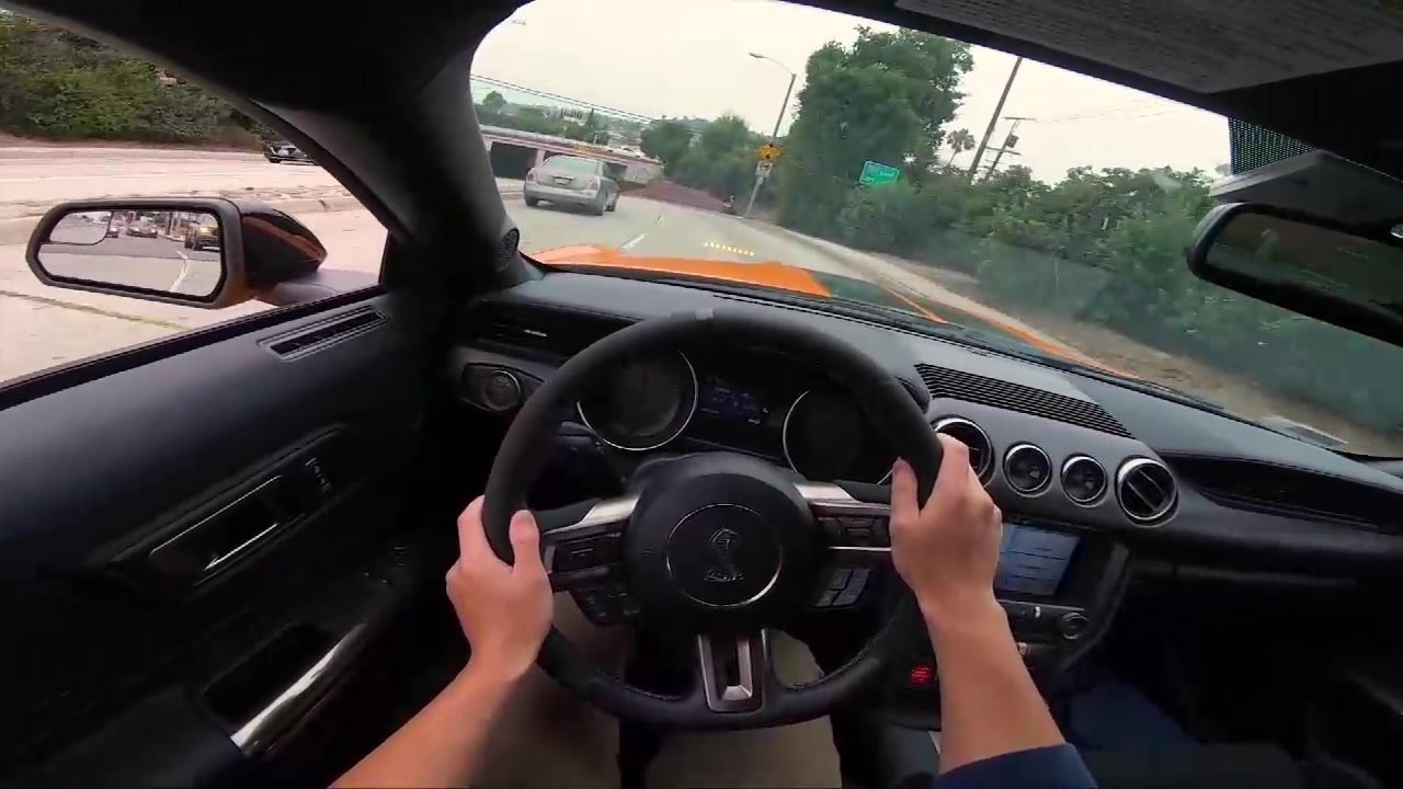 福特谢尔比gt350上路驾驶,车子的外观内饰帅炸了呀!