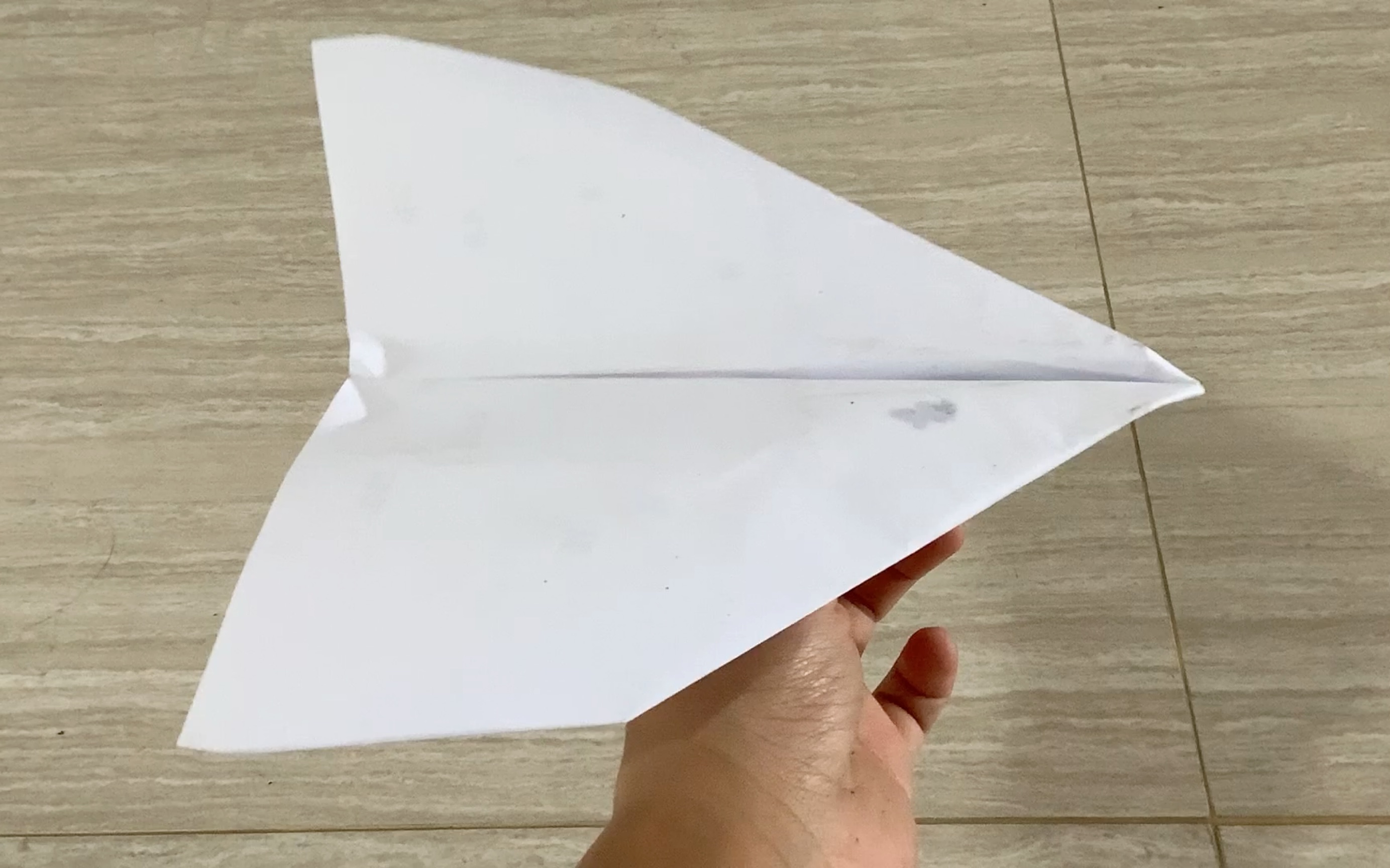 作者自制的滑翔能力很好,飞得超远的纸飞机.