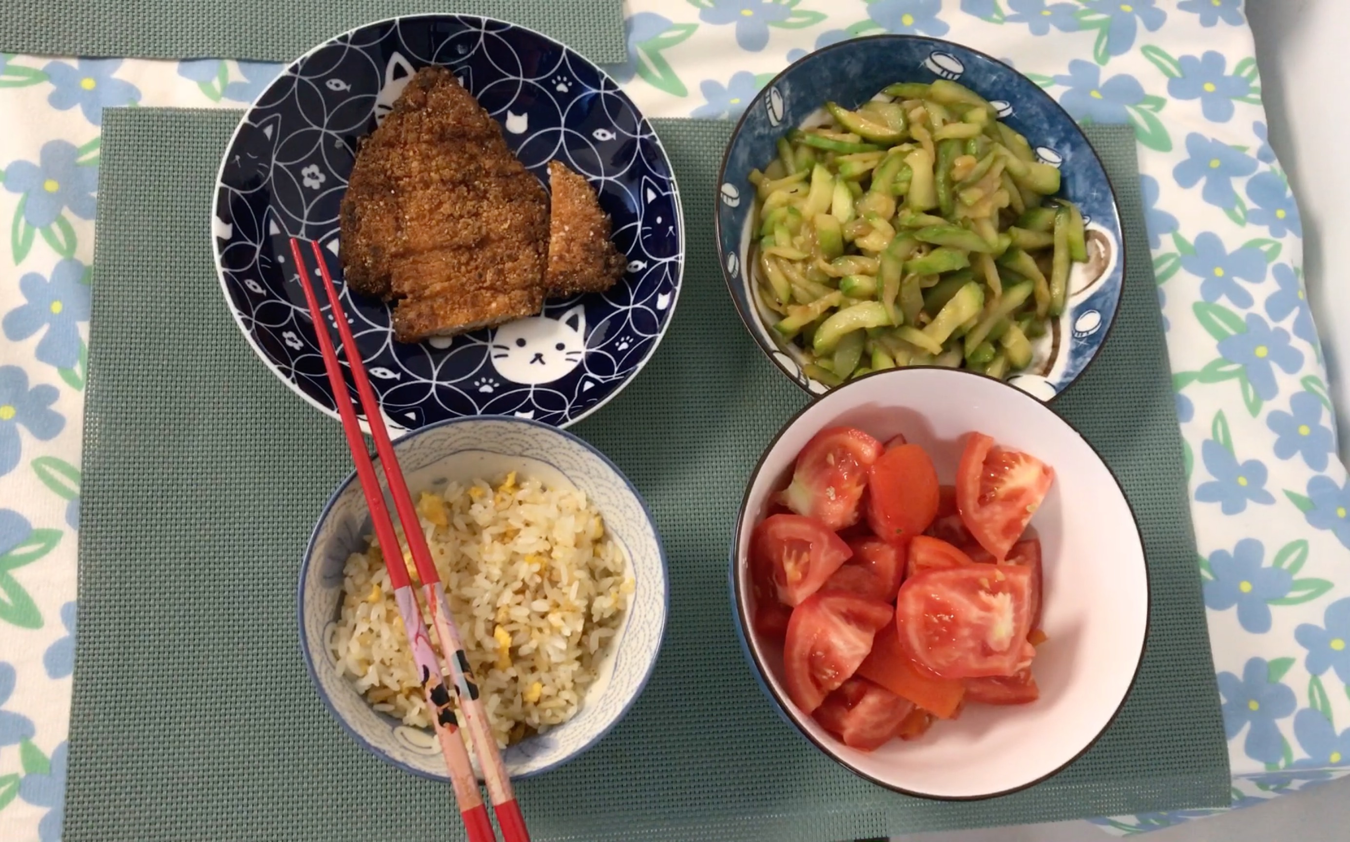 一个人的家常菜,清朝西葫芦,煎鸡排,凉拌西红柿,蛋炒饭_哔哩哔哩