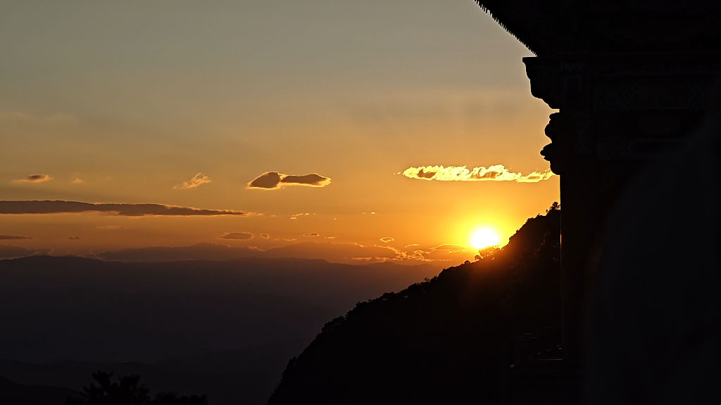 鸡足山的日落拍的延时 又没有三脚架 特别抖 就不投稿了