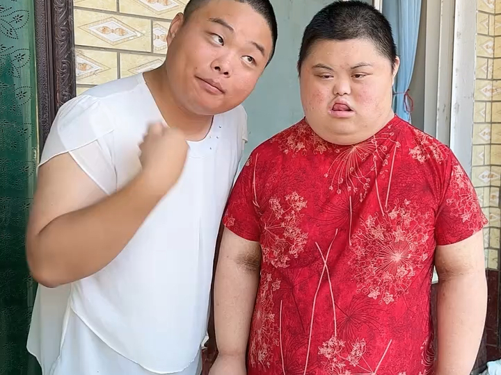 小鸭哥新衣服,舌头上翘红温愤怒状态