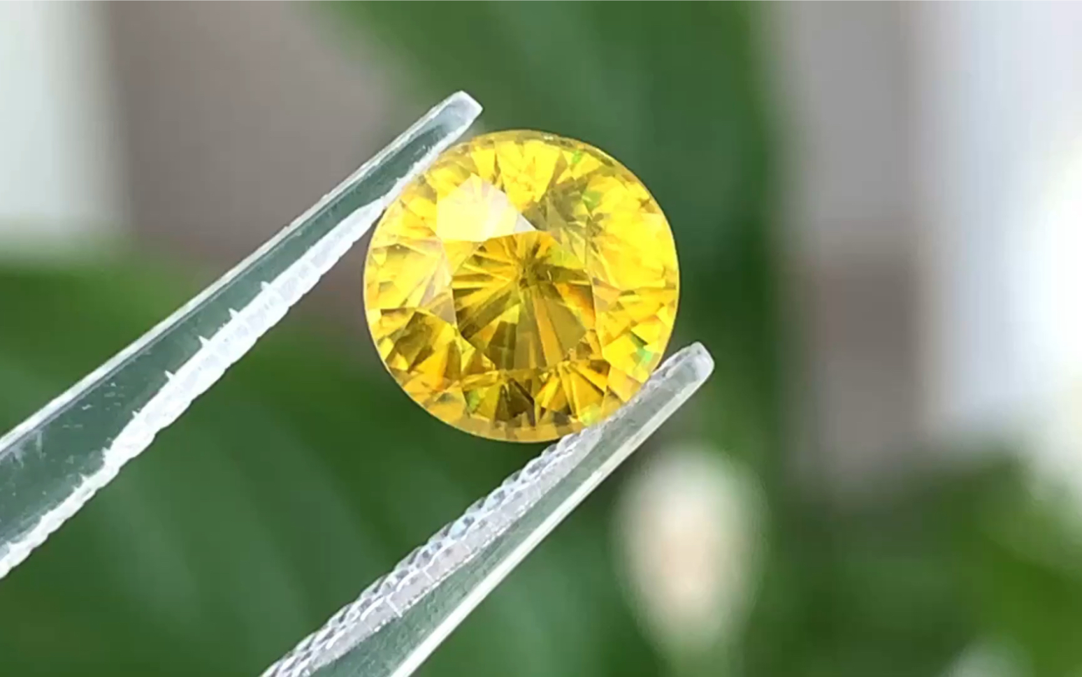 天然榍石,颜色很美,切工高级,晶体通透干净