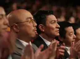 Descargar video: 2024中秋晚会杀疯了！周深凤凰传奇一唱封神，台下大咖连连鼓掌