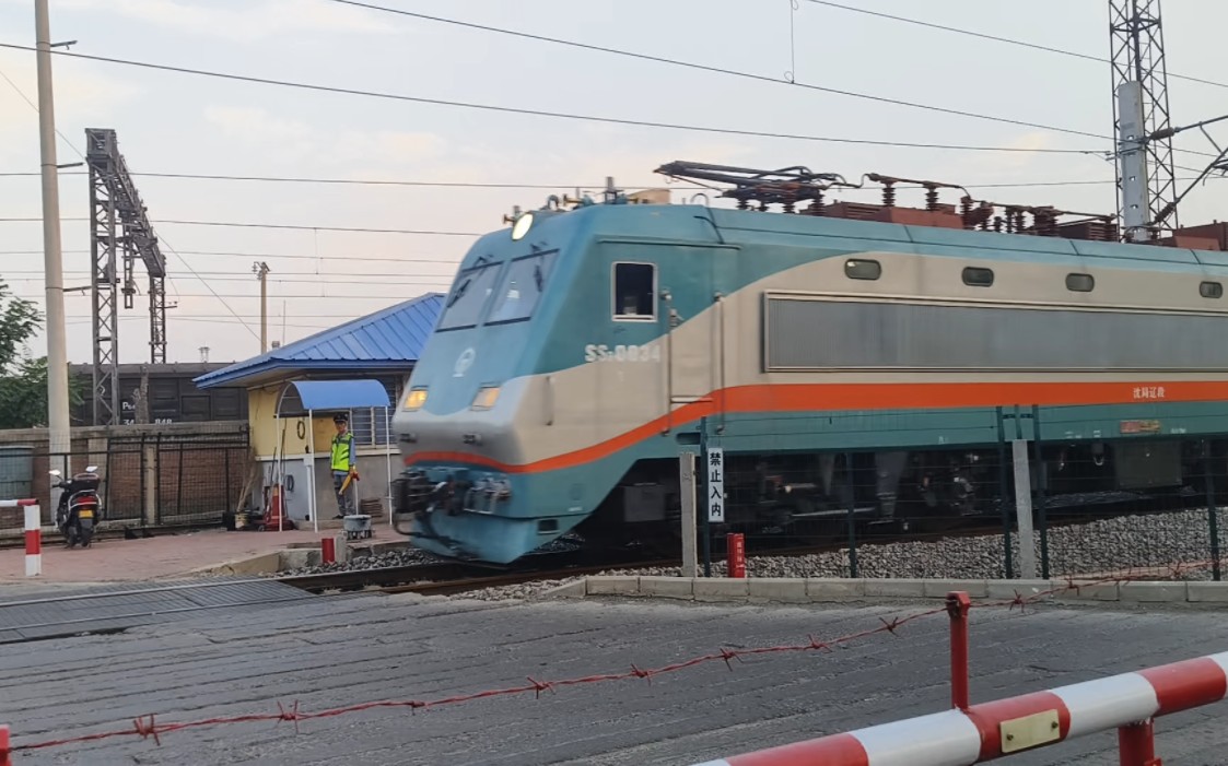 锦承线道口,沈局辽段ss9-0034牵引k7501(锦州-阜新南)出锦州站