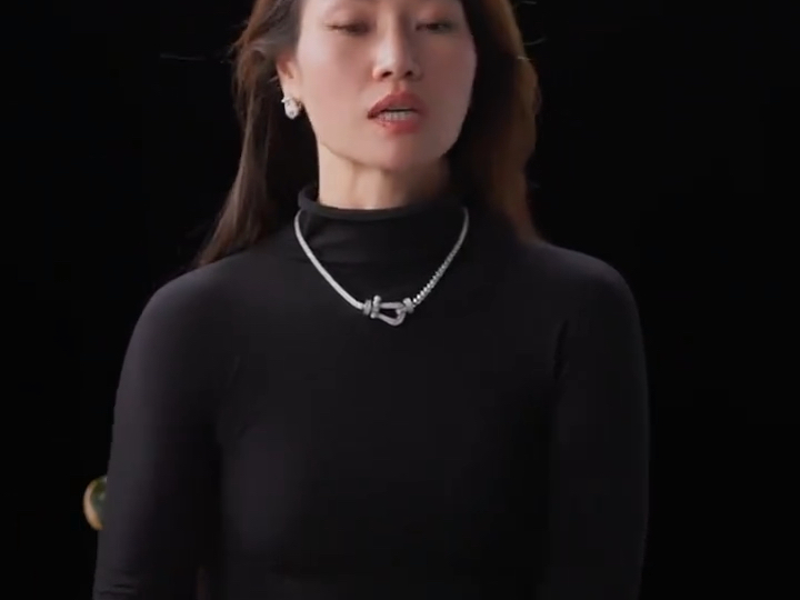 李娜接受采访时说，九月份宣布退役，十月份就发现怀孕了，很多人都以为她是先怀孕才退役的。她跟经纪人打电话说“我好像怀孕了”。