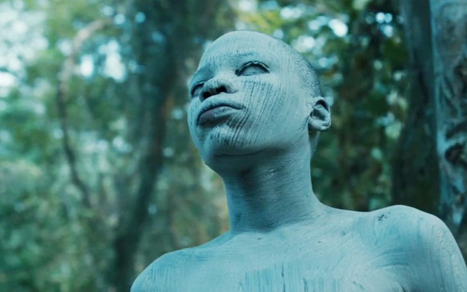 【麦绿素】几分钟看完反战片《战地巫师》弑亲女孩与战场鬼魂的故事