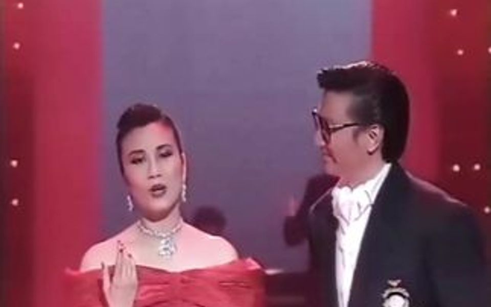 《千王之王》是汪明荃演唱的一首歌曲,1980年5月1日发行的,收录于千王之王专辑中.哔哩哔哩bilibili