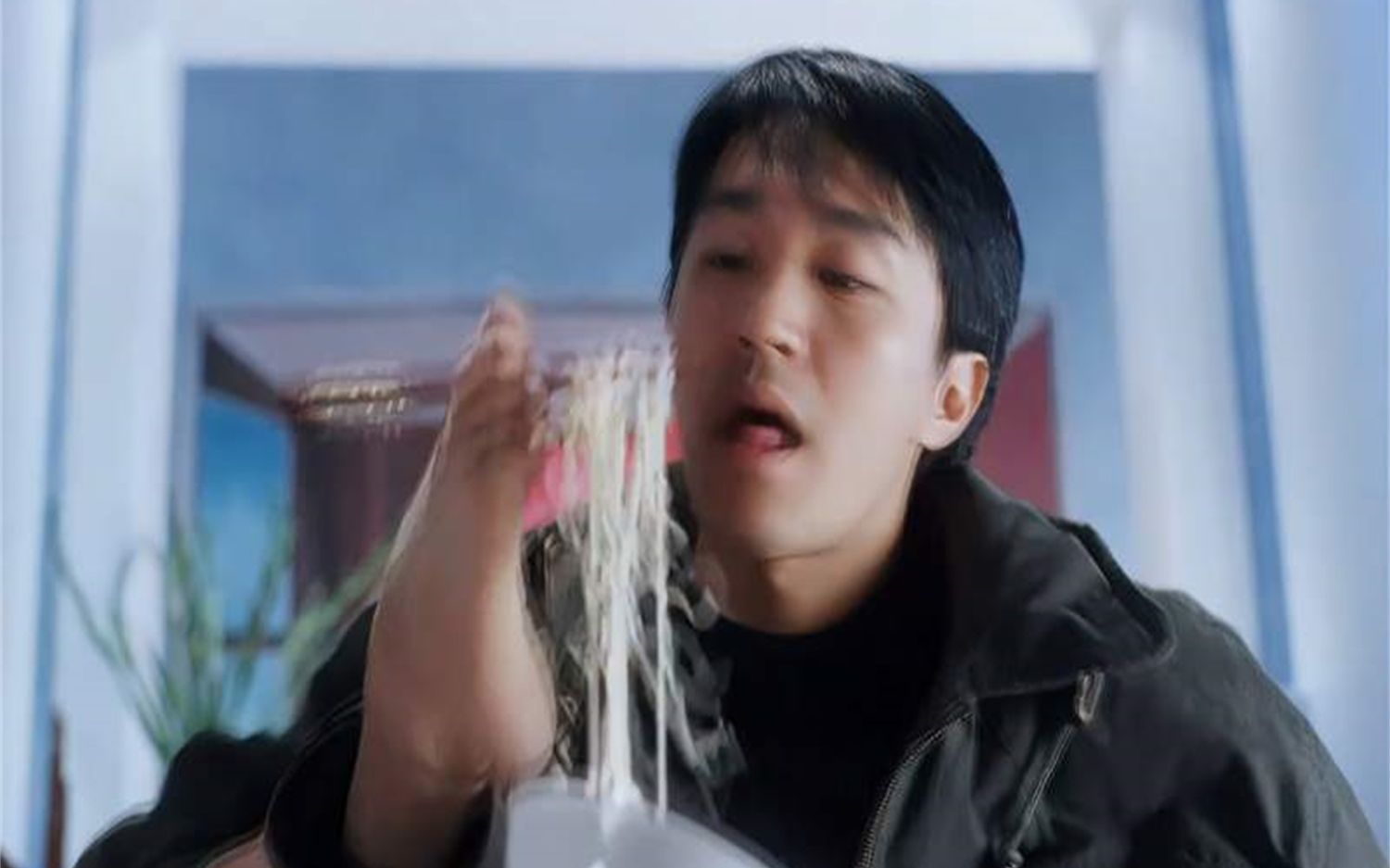 搞笑只服周星驰,还会用脚吃面,女友看得都呆住了