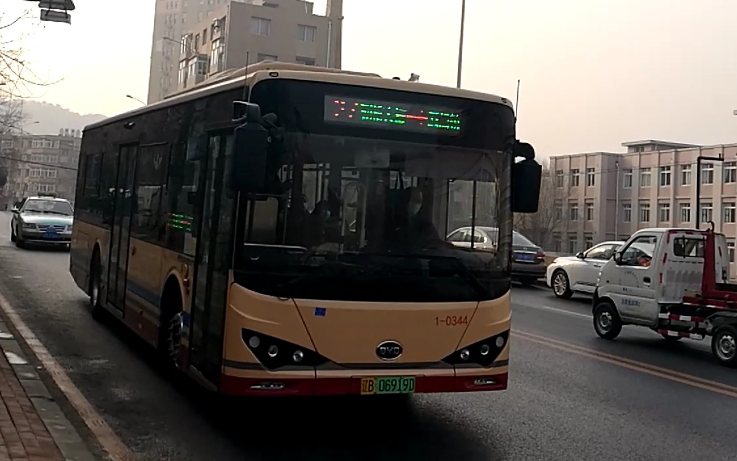 大连公交 27路港湾桥方向南山站进站(byd6101lgev12)