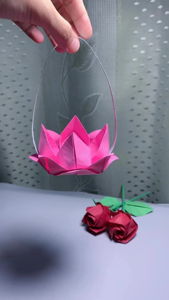 一张纸折出莲花灯太漂亮了