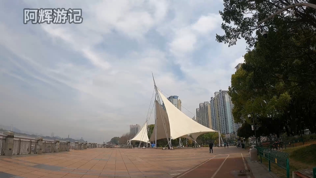 温州的瓯江外滩有帆影广场,郭公山,游艇展示和江心屿等好玩的景点