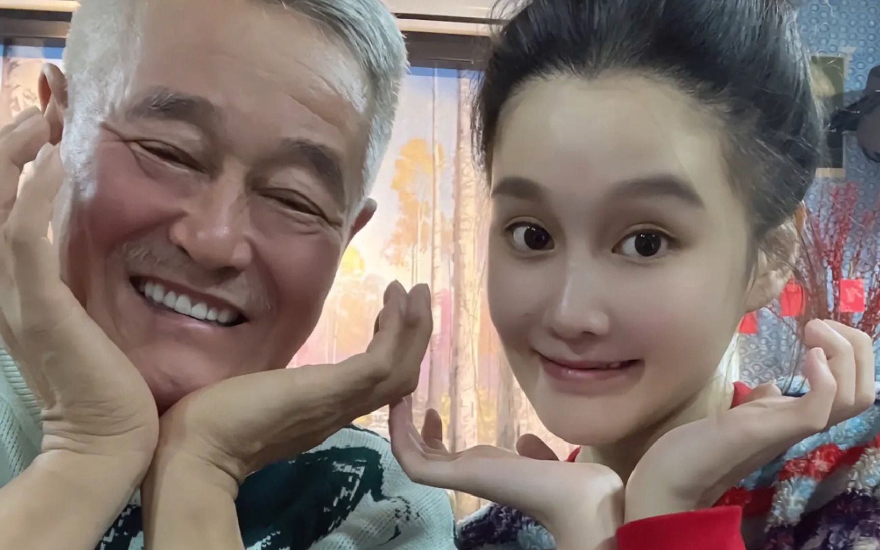 赵本山女儿球球和老公澳洲度蜜月 坐10w头等舱机场内拉横幅