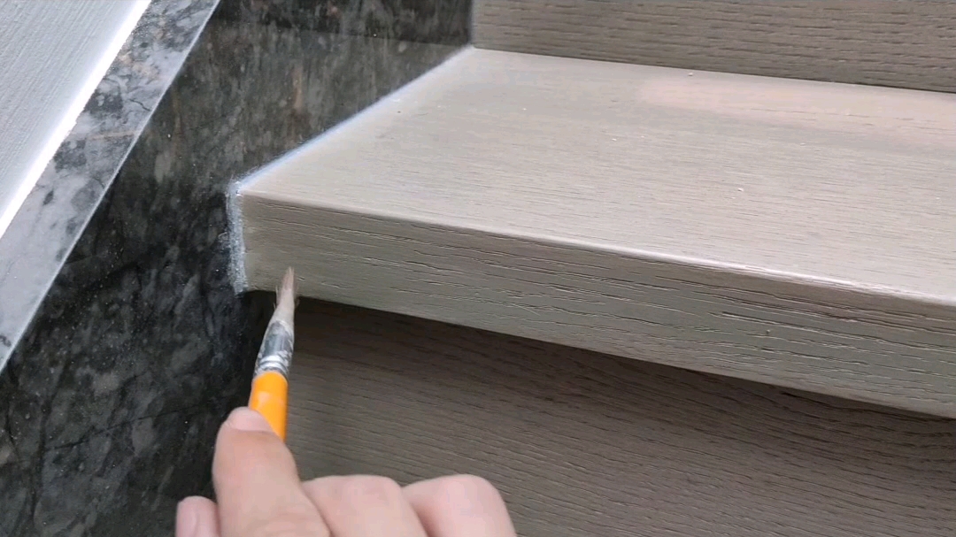 上海修复木地板楼梯磕碰划伤狗咬坏蚊香烟头烧坏腐蚀掉漆开裂修复过程