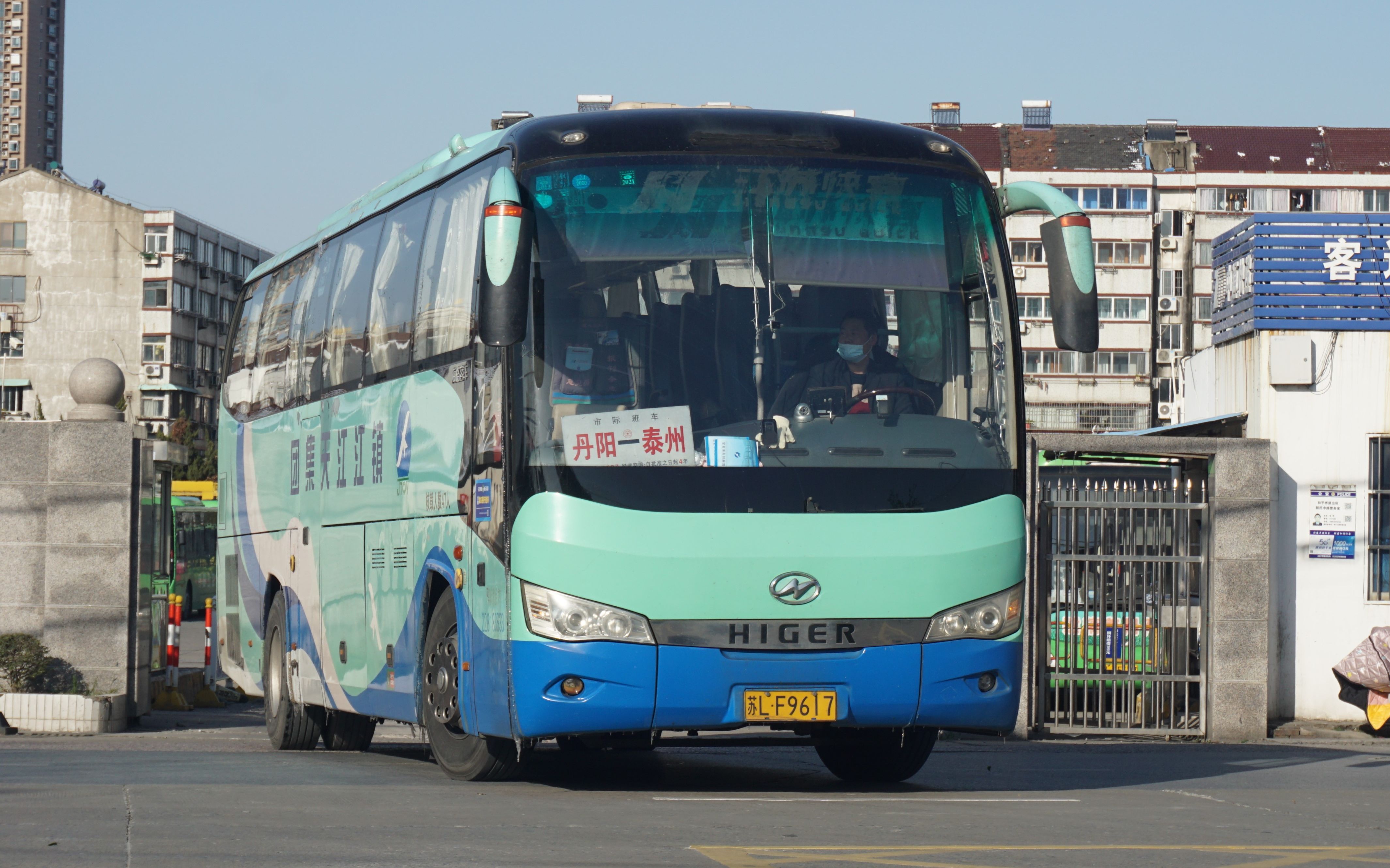 【公路客运】镇江江天集团 klq6112hqc41 丹阳-泰州班线车,行驶在泰州