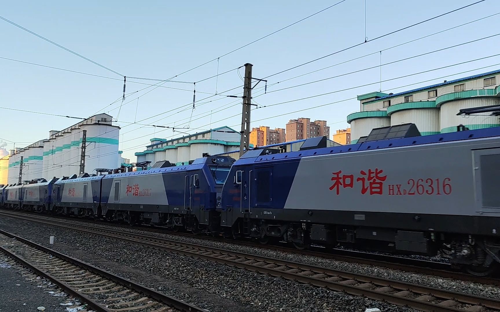 hxd3b型电力机车牵引5台hxd2型电力机车单机下行驶向鞍山站