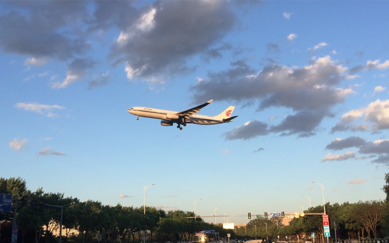 国航330降落pek首都机场36r跑道