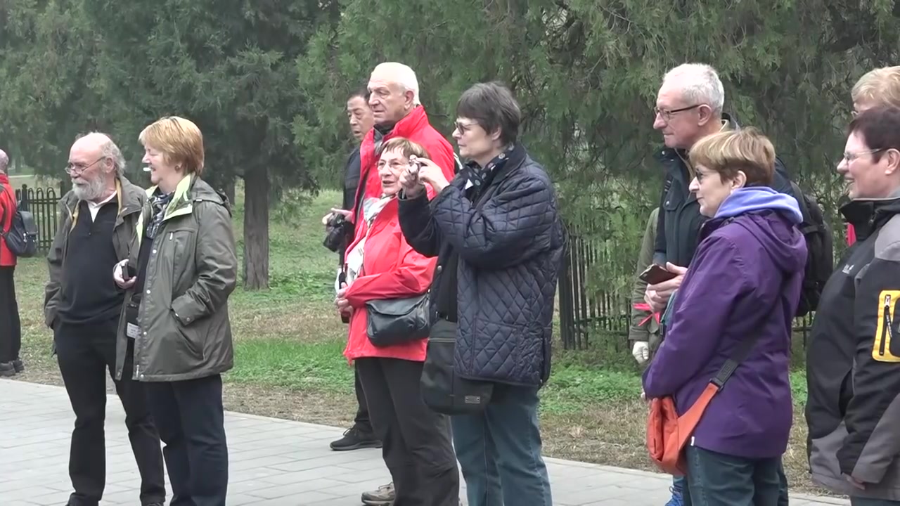 老外看得目瞪口呆:中国人晨练也能双杠俯卧撑,悬空劈叉,前空踢,双节棍