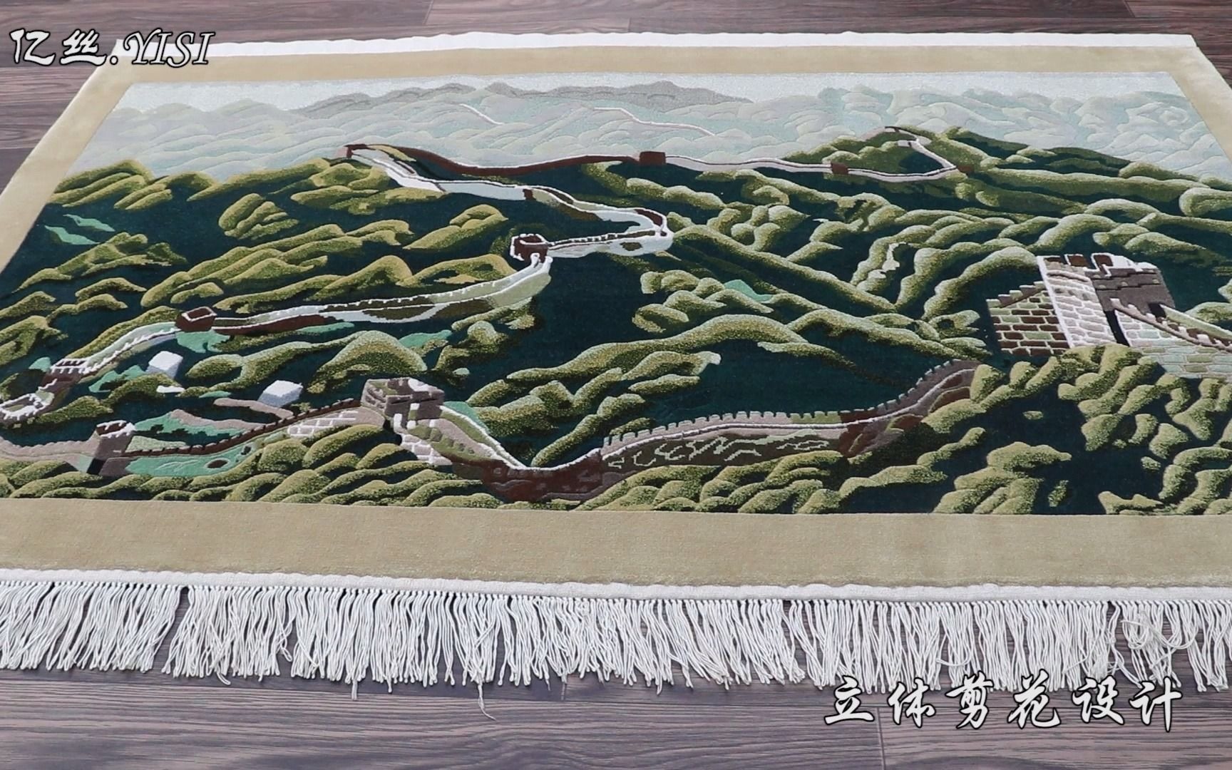 高高悬挂在联合国代表休息北大厅里雄伟壮观的长城手工真丝挂毯