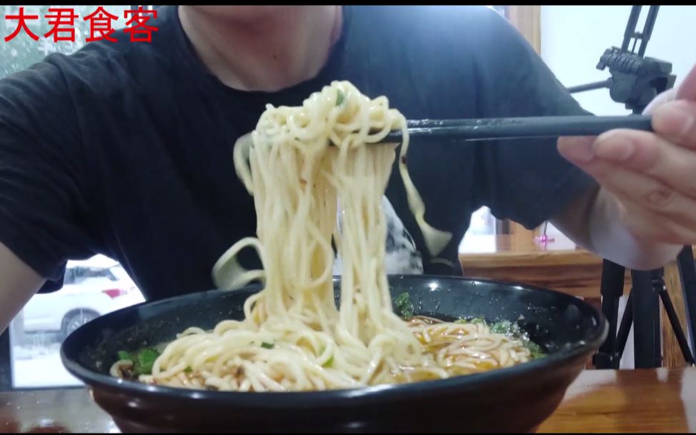 大君吃重庆小面一碗六块另加一瓶矿泉水狼吞虎咽太爽了