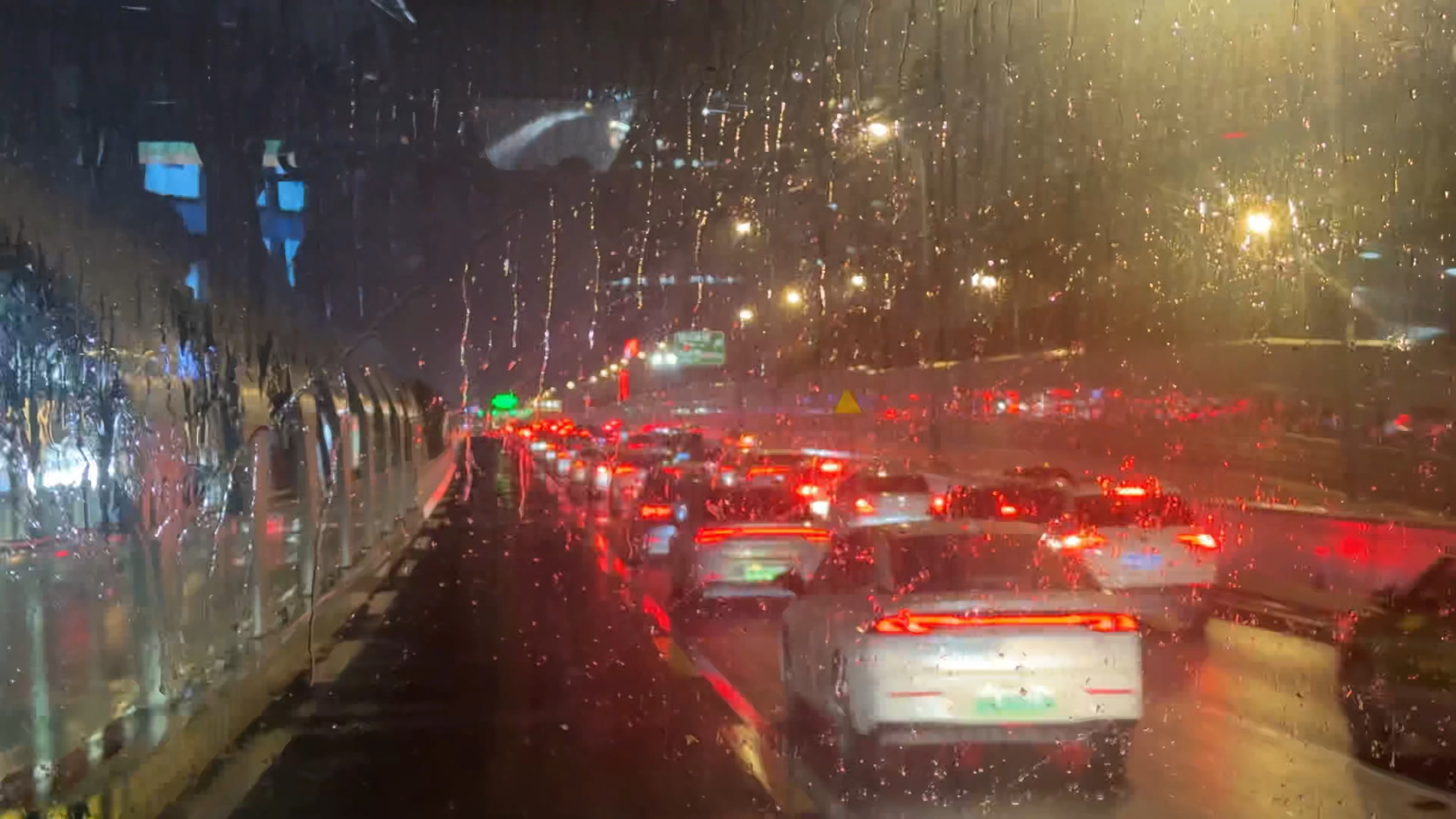 夜晚的成都,下了点雨,公交畅行.2024.10.18