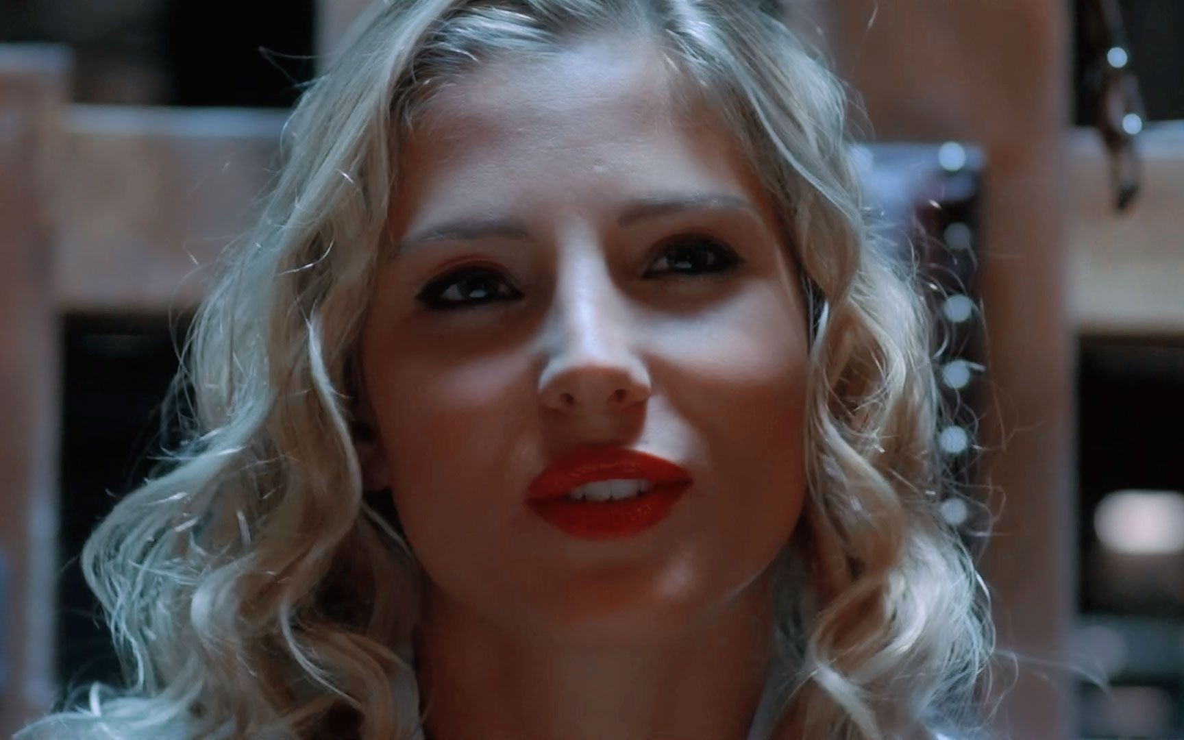 为艺术献身的女星,漫威"雷神"的老婆埃尔莎·帕塔奇