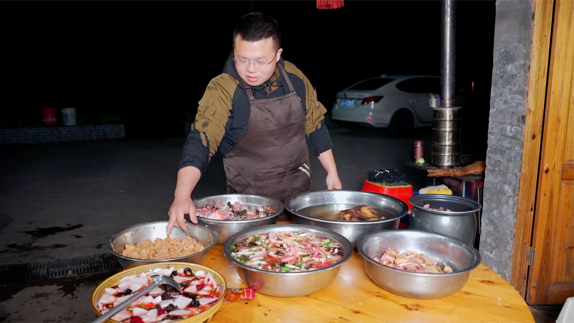 桃子家要请吃团年饭了,提前一天准备食材,看来要大干一场了!哔哩哔哩bilibili