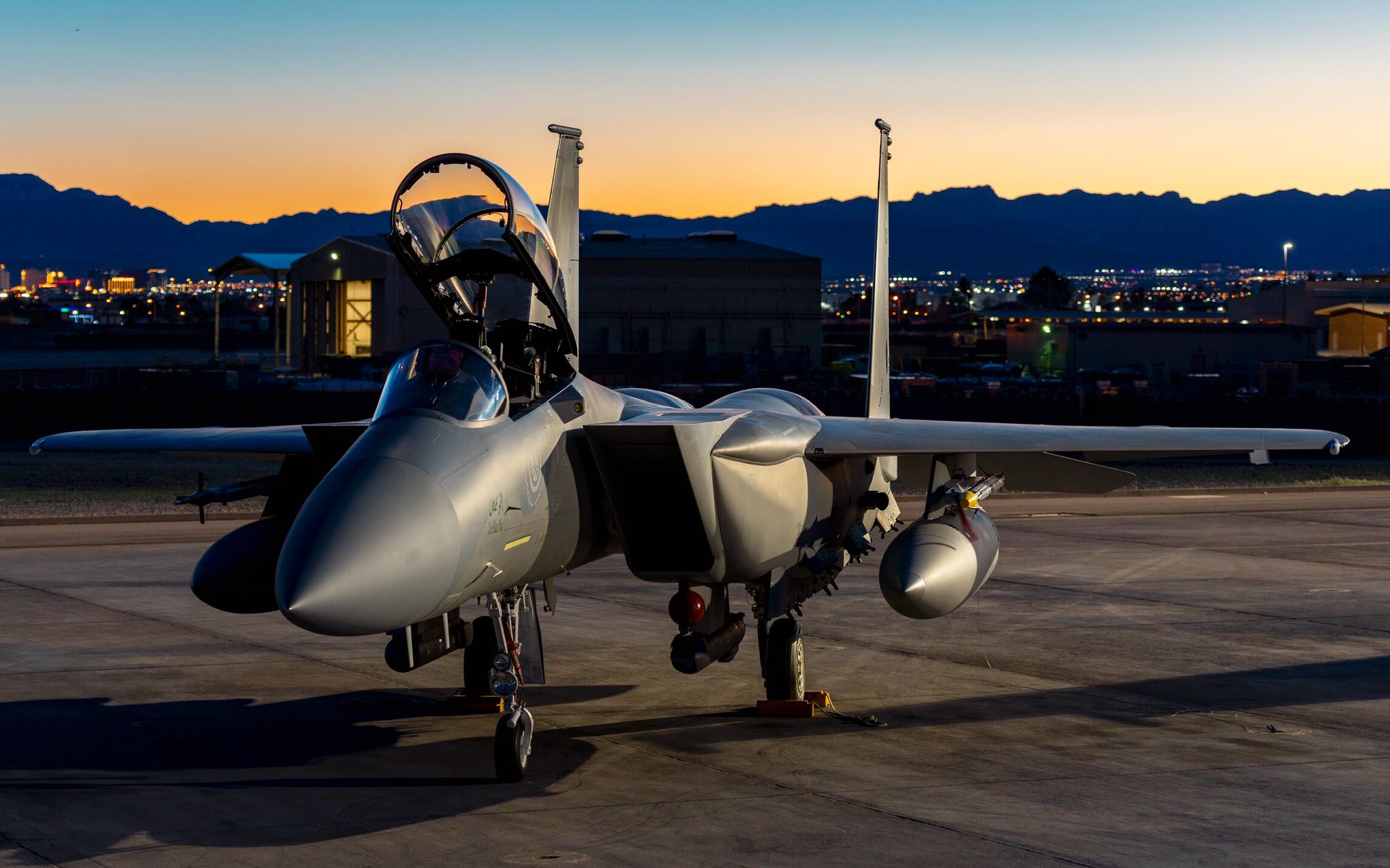 第366战斗机联队第389中队f15e在agileflag211演习中进行热加油和挂弹