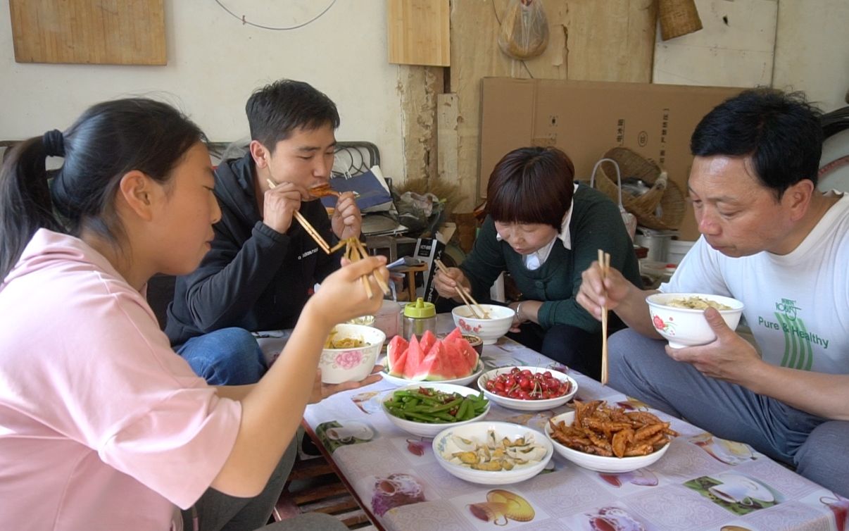 [图]老丈人回家了，丈母娘整一桌好饭犒劳，见面就互怼太精彩