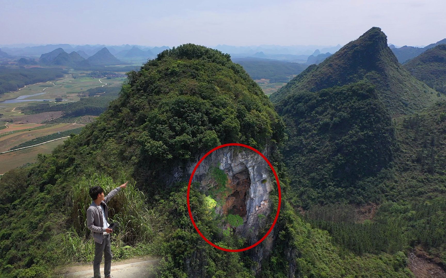 航拍:广西半山腰上土匪寨遗址,洞口前面就是几十米的峭壁