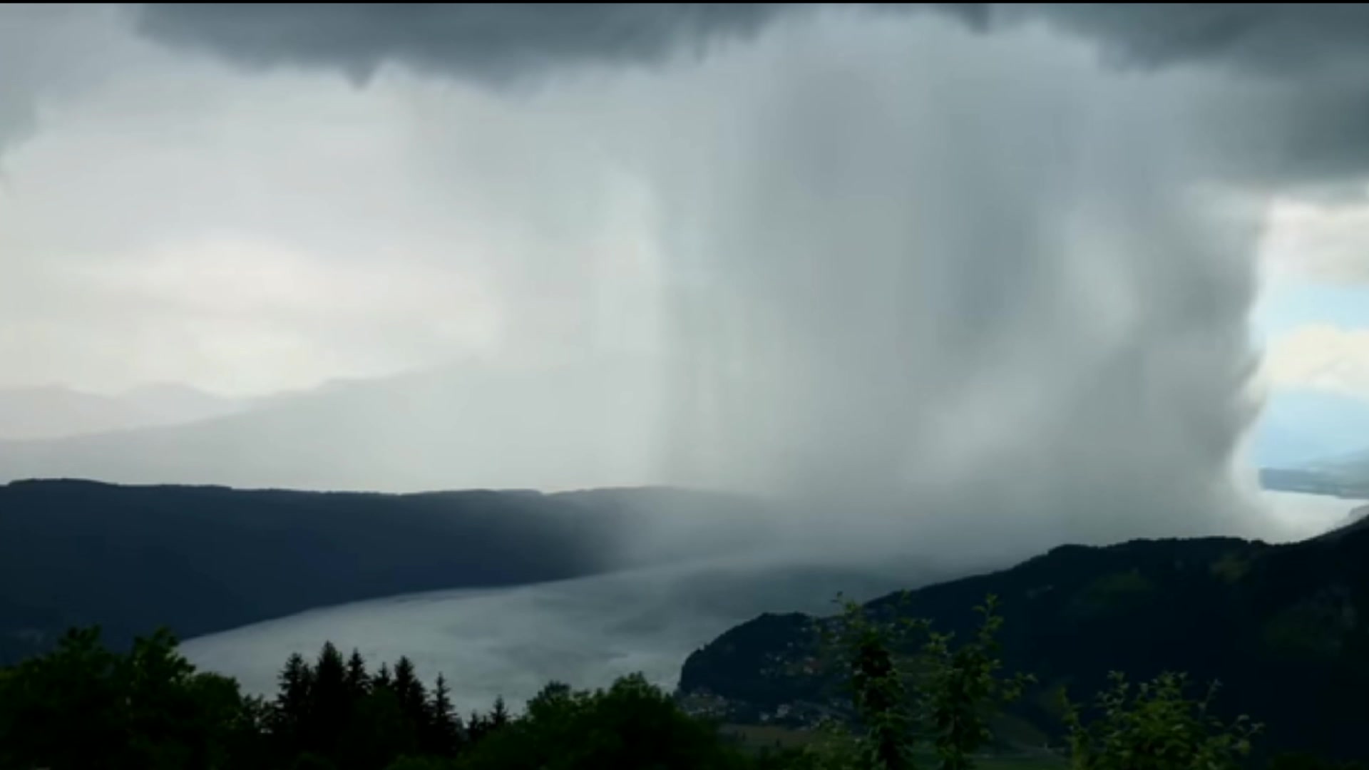 超震撼的局部暴雨实拍,简直就是把云雨里面的水疯狂倾倒下来!哔哩哔哩bilibili