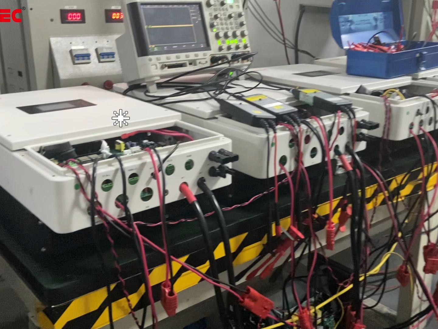 索瑞德光伏储能逆变器revo hes series并机测试视频