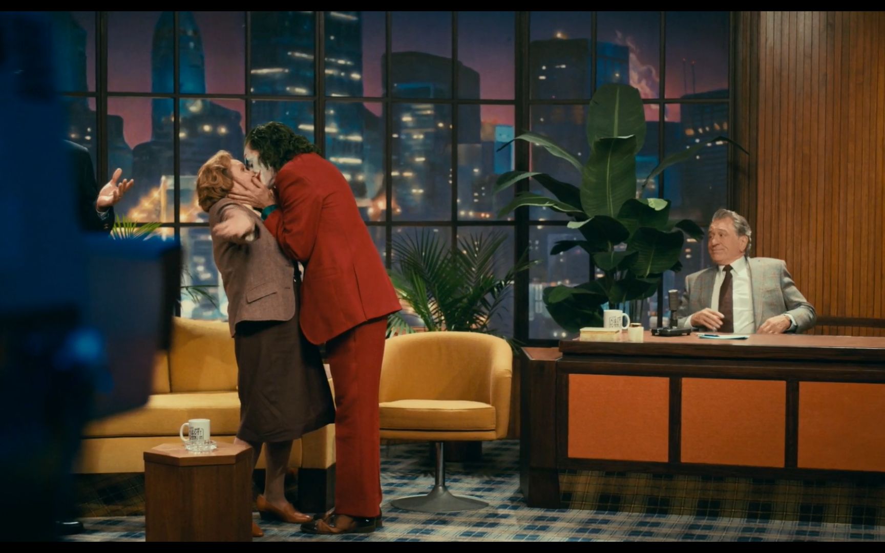 小丑一上台,先强吻老奶奶?小丑经典跳舞片段剪辑.