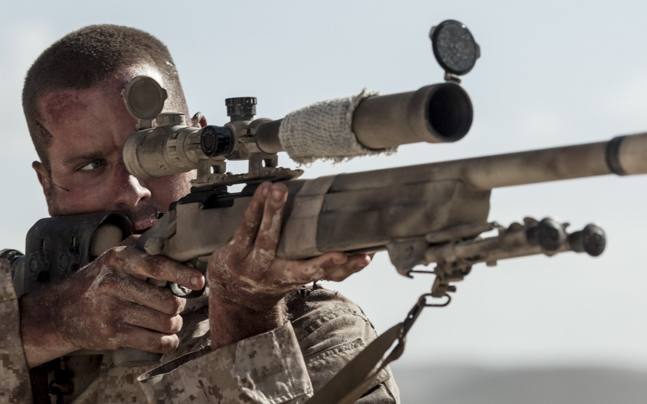 《亡命雷区》美狙击手沙漠跪地65小时一动不敢动,只因阿富汗小女孩偷