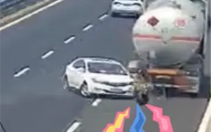 Скачать видео: 小轿车：“太热了！我自爆了！”危化品车：“妈耶！！你吓死我算了！！””