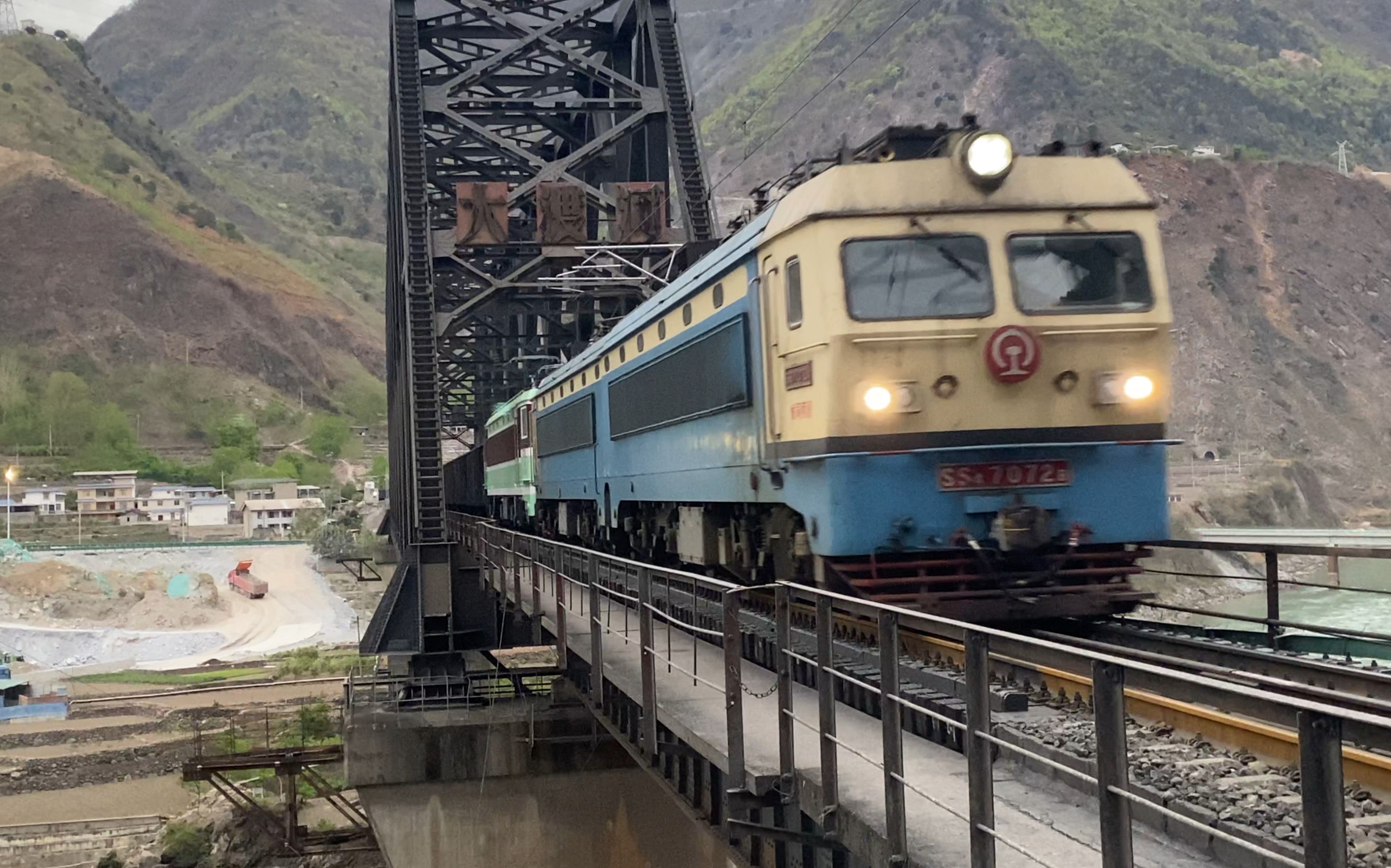 【成昆铁路】三机重联上行通过大渡河大桥