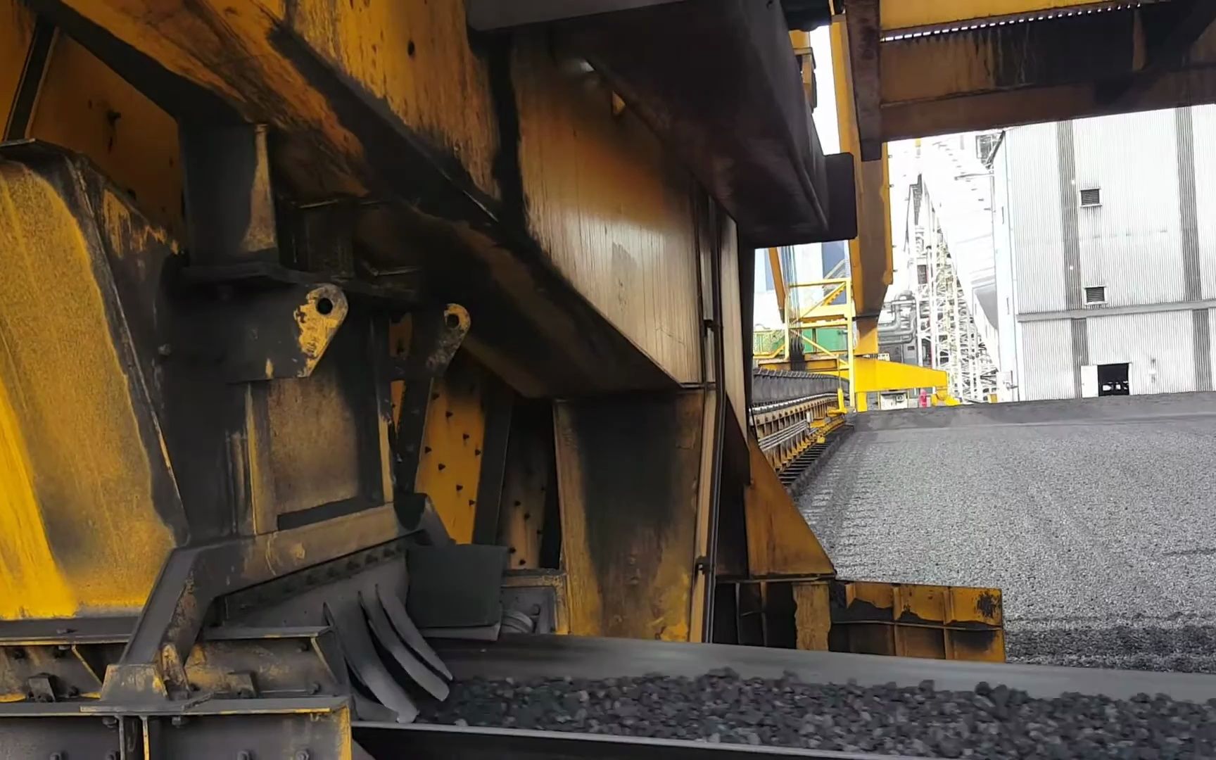 门式刮板取料机堆场作业