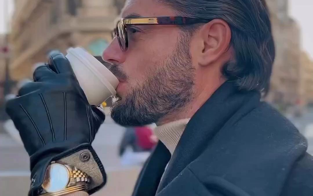 帅大叔 她问的是啥 ?答的是啥 ?国外第一视角拍摄欣赏 挂脖支架