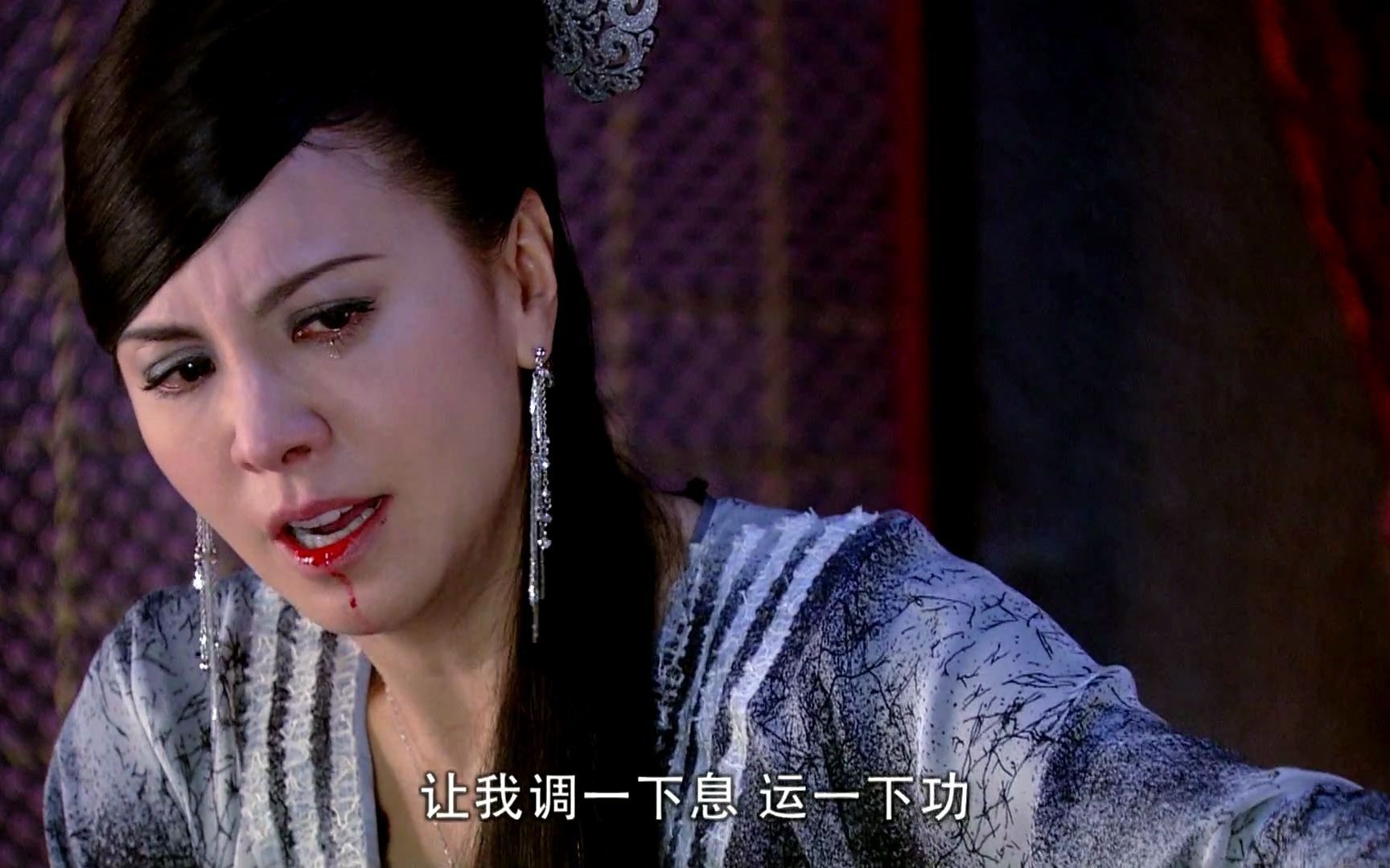 美女吐血花白凤身受重伤吐血十分痛苦捂胸口