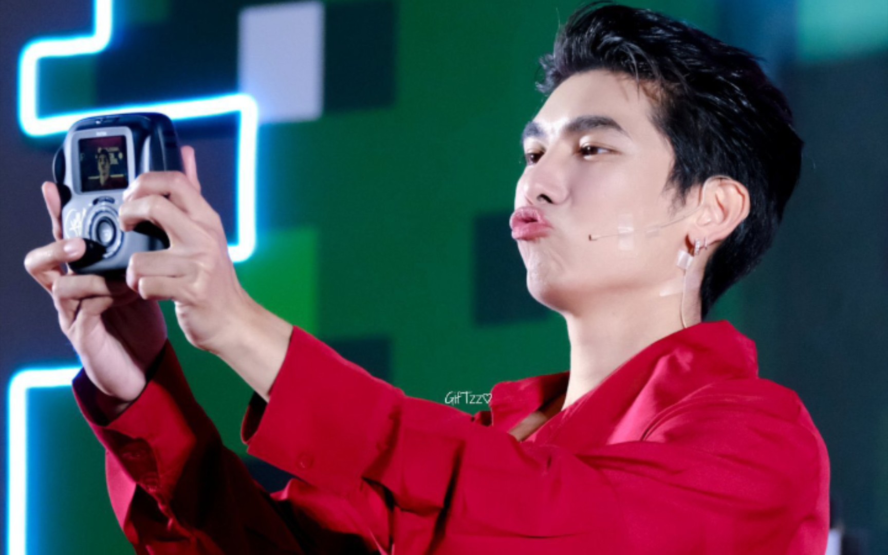 【mew】今天的红衣缪苏帕cut,真的好帅!