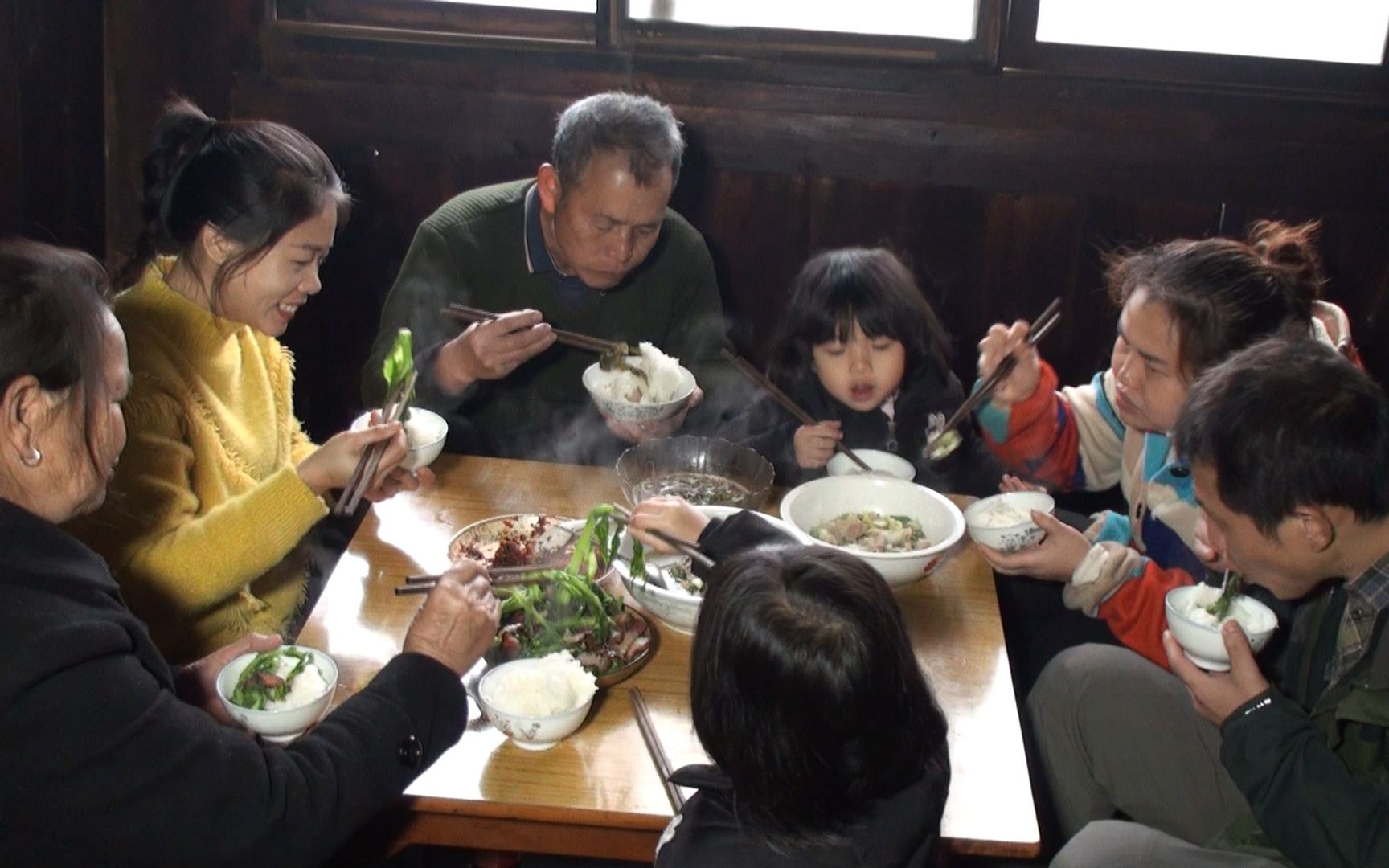 湖南农村三兄弟不分家,平时在家都是一大家人坐一起吃饭,真幸福