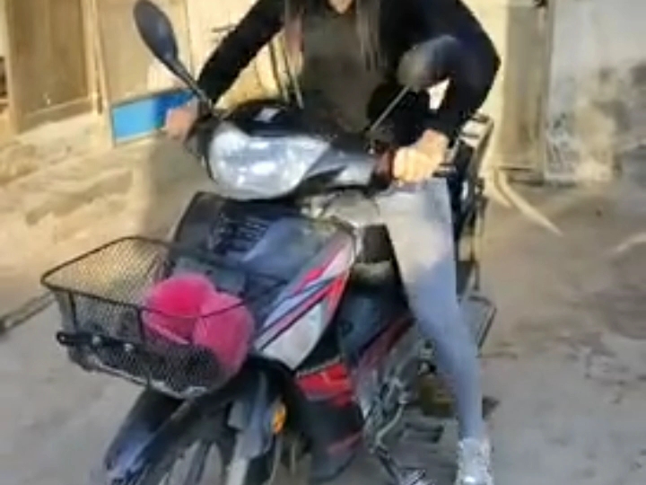 农村美女在家里踩发轰油弯梁摩托车
