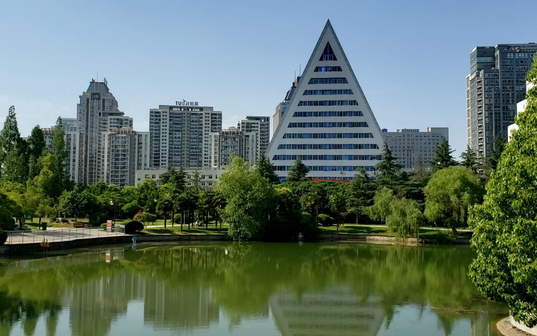 天乐公园～合肥市高新区内的小巧公园,里面的鸽子很出名,是婚礼摄像的