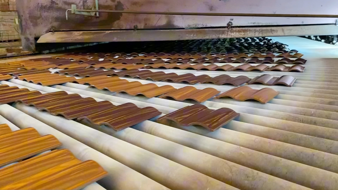 琉璃瓦刚烧制出窑是怎么样的?#瓦片#屋面瓦#别墅瓦#琉璃瓦厂家#屋顶瓦