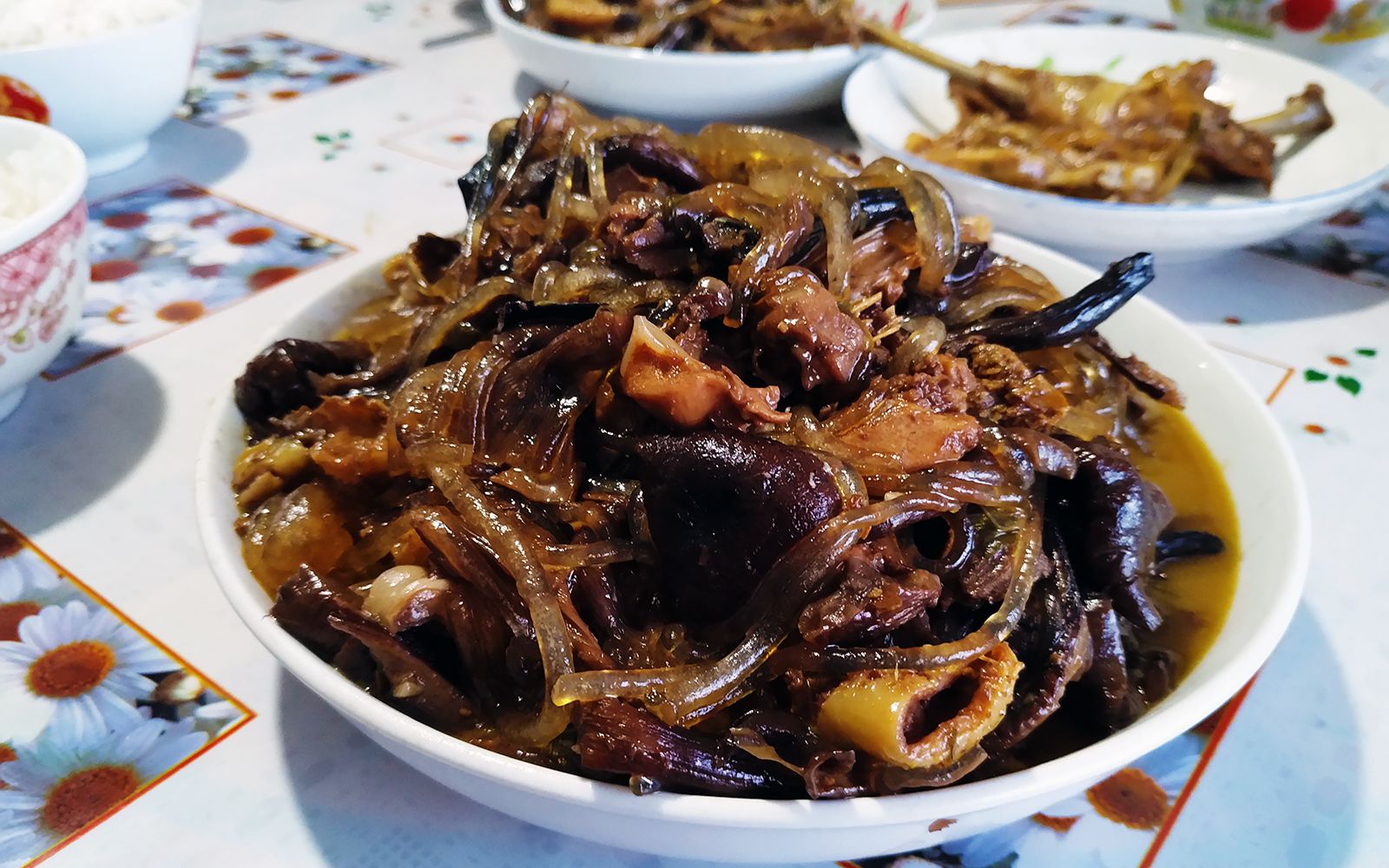 正宗东北菜小鸡炖蘑菇,妈妈教我的拿手菜,做法简单味道美