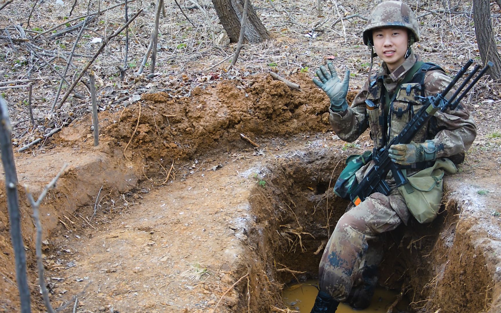 [图]步兵如何构筑双人跪姿机枪掩体 野战掩体挖掘 （土工作业篇） （民防科普）（民兵训练手册）