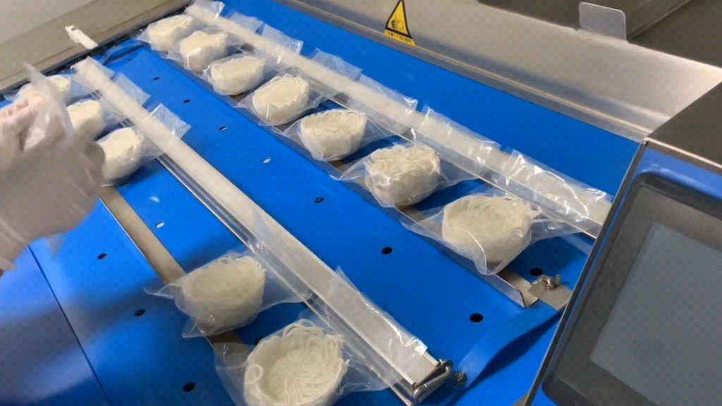 土豆粉滚动式真空包装机 米粉米线真空包装机 螺蛳粉粉耗子真空包装机