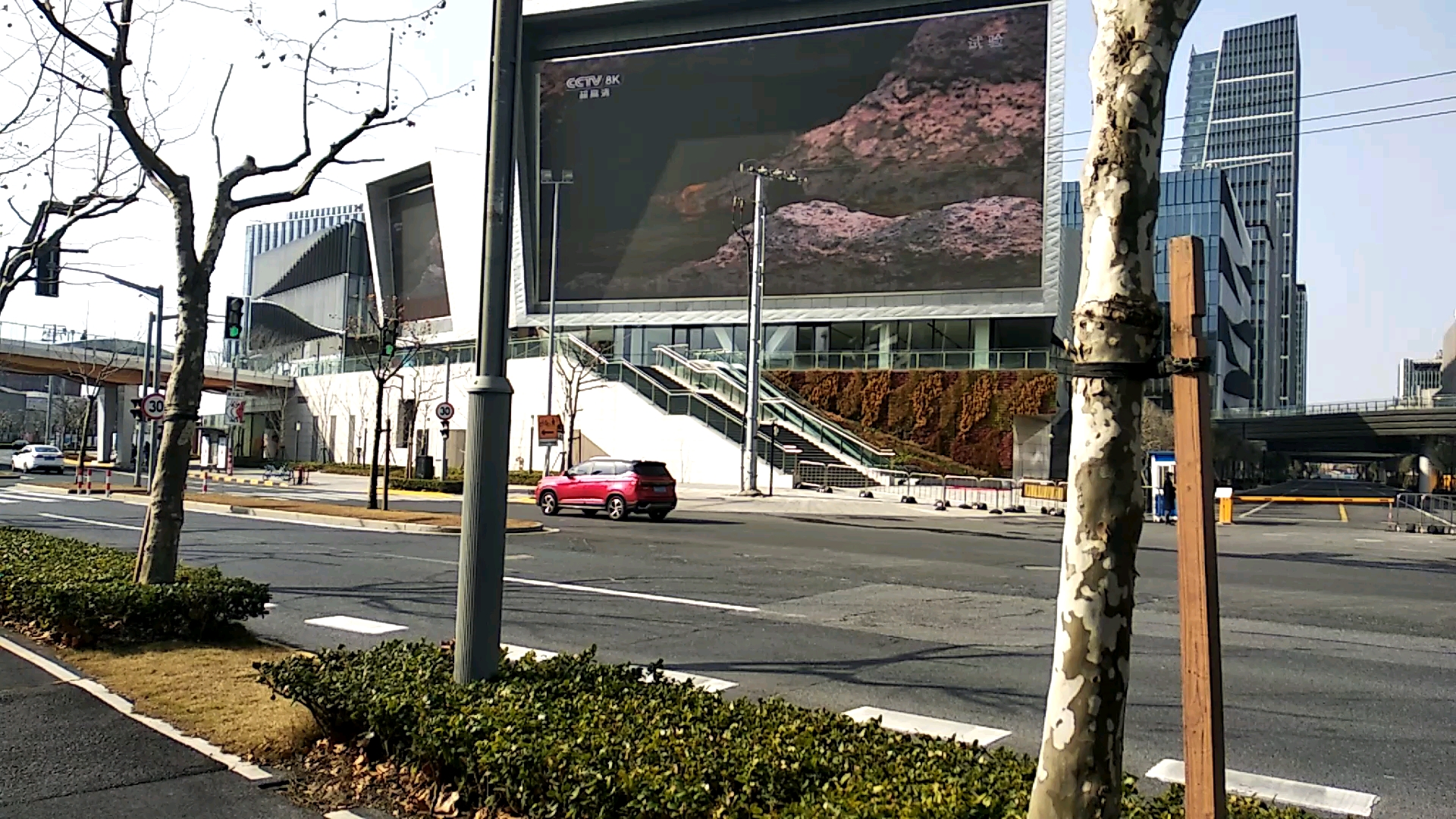 中央广播电视总台8k超高清频道在上海国际传媒港户外大屏幕直播画面