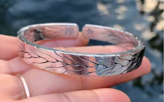 九股编织手镯制作过程,这个是纯银,银丝编织而成的,不是铁丝,也不是吕