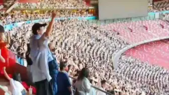 Скачать видео: 五月天演唱会我的目光锁定宁哥那一撮黄头发。咱们明年演唱会见哦