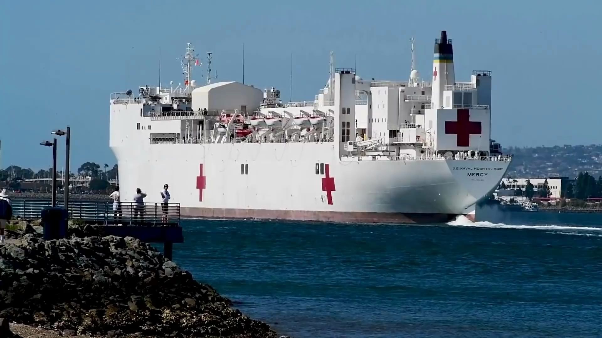受新冠疫情影响 美军仁慈号医疗船运送医疗物资(这.